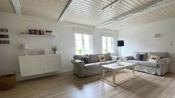 Fernseher, DVD-Player, Kinderspielzeug, Bücher