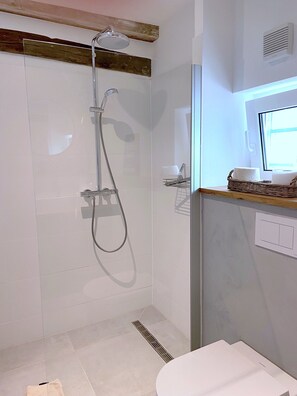 Een douche, een haardroger, handdoeken, zeep