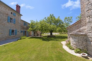 Exterior - Beautiful stone villa , spacious garden, fenced, large pool (Svetvinčenat)