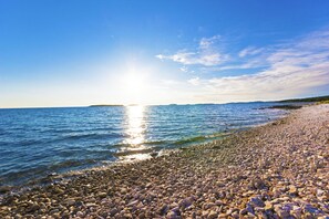 Beach nearby, sun-loungers - Beautiful stone villa , spacious garden, fenced, large pool (Svetvinčenat)