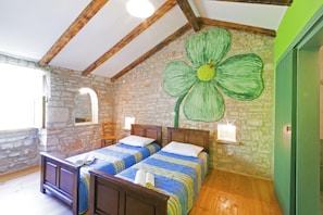 5 bedrooms, iron/ironing board, free WiFi, bed sheets - Beautiful stone villa , spacious garden, fenced, large pool (Svetvinčenat)