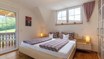 2 bedrooms, travel cot, free WiFi, bed sheets