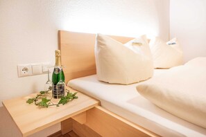 2 bedrooms, travel cot, WiFi, bed sheets