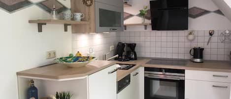 Kylskåp, ugn, diskmaskin och kaffe- och tebryggare