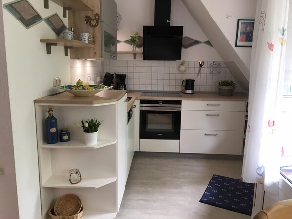 Réfrigérateur, four, lave-vaisselle, cafetière/bouilloire