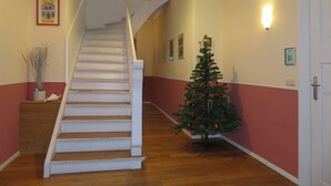 A staircase with a Christmas tree and wall-mounted lights. - Jasmund - Pension Waldrose (Sellin)