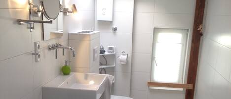 Dusch, hårtork, handdukar och tvål