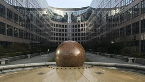 A modern building with a central courtyard featuring a large spherical sculpture. - Details about our apartment. (Berlin)