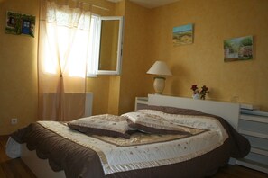 6 bedrooms, iron/ironing board, WiFi, bed sheets