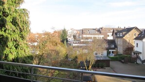 Un barrio residencial con casas, árboles y cielo despejado.