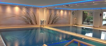 Ferienwohnung direkt am Kurpark mit Schwimmbad, Sauna und Restaurant im Haus.