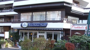 Un hotel llamado 'Bistro Andreas Daubel' con un letrero que dice 'Baan Thai Arun' encima.