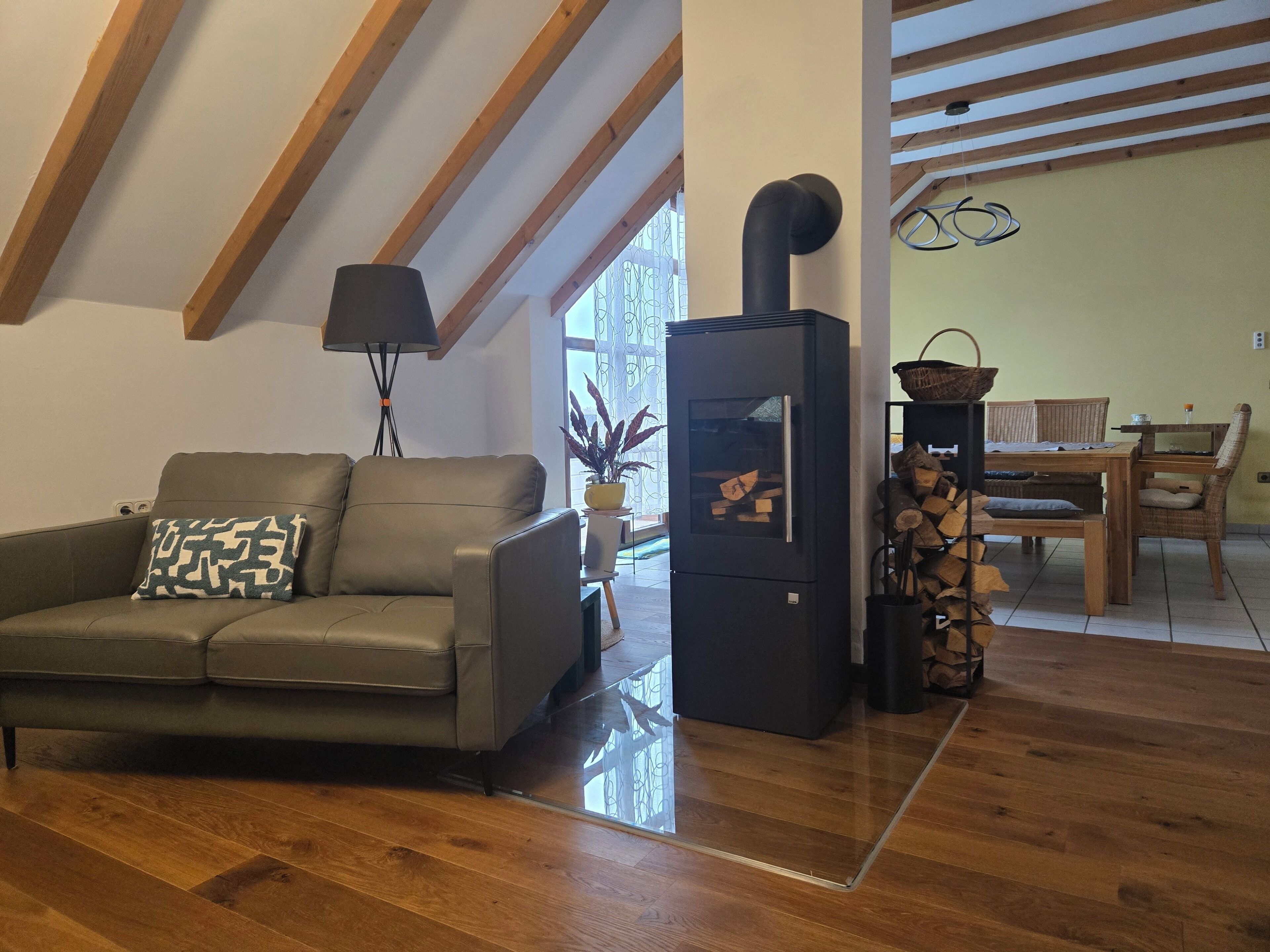 Fernseher, Kamin, Bücher