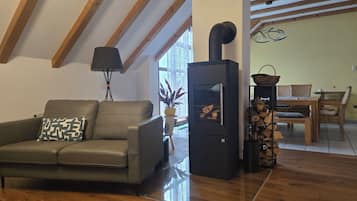 Fernseher, Kamin, Bücher