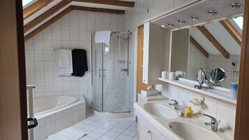 Ensemble douche/baignoire, sèche-cheveux, serviettes fournies, savon
