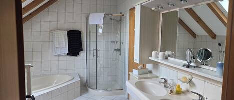 Combined shower/bathtub, hair dryer, towels, soap