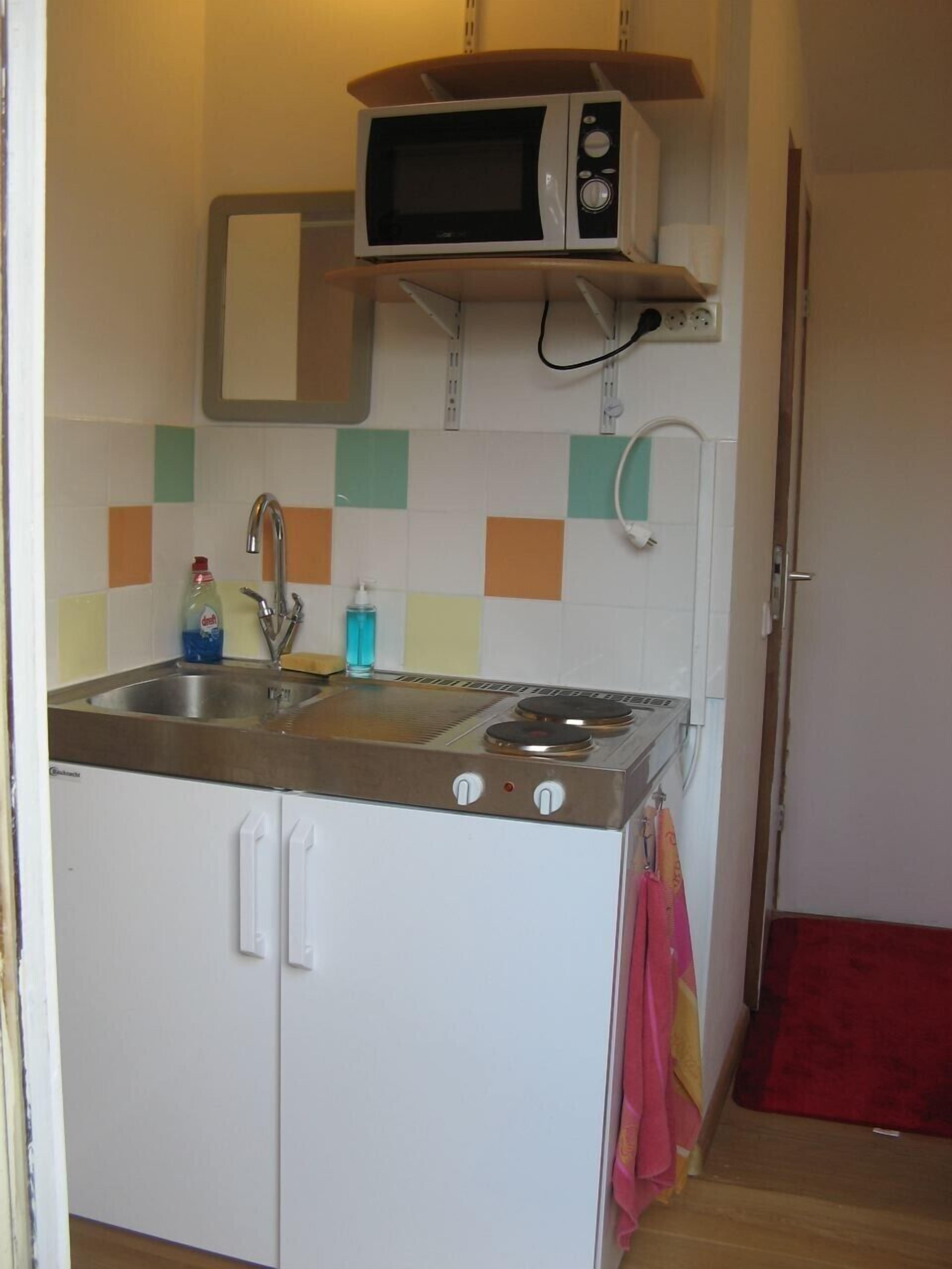 Een koelkast, een magnetron, een oven, een kookplaat