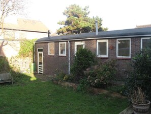 Exterior - House, in a quiet area, 300 m from the beach and 50 m from the center (Wijk aan Zee)