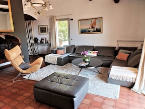 Smart TV, fireplace, video games, DVD player