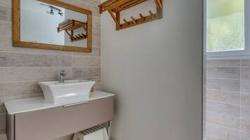 Douche, sèche-cheveux, serviettes fournies