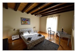 4 chambres, coffres-forts dans les chambres, fer et planche à repasser