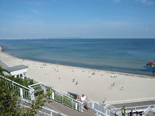 Luxuriöse Fewo mit 2 Schlafzimmern, grossem Balkon in Toplage: Nur 200m zum Meer
