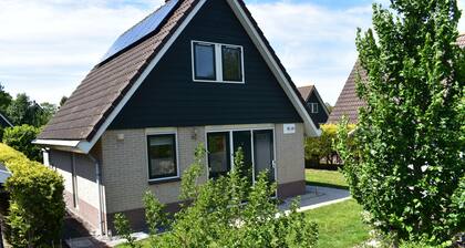 Cómoda casa de vacaciones cerca de la playa con jardín, en el parque con parque infantil y piscina