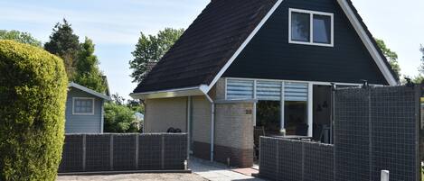 Ein zweistöckiges Haus mit dunklem Dach, der Hausnummer '28' und einem ehrfurchtgebietenden Einfahrtstor.