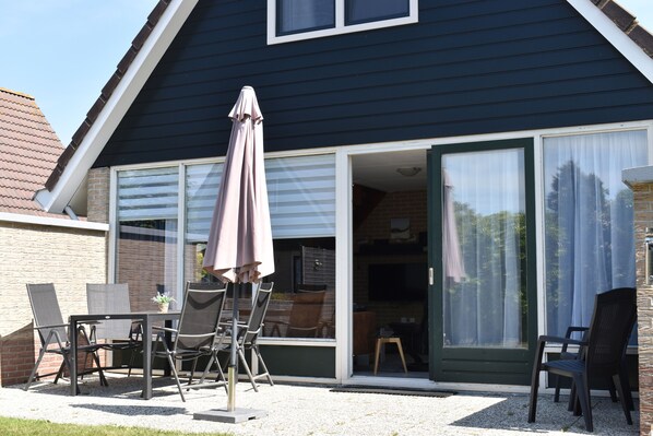 Outdoor dining - Comfortable holiday home near the beach with garden, with playground and pool (Sint Maarten)