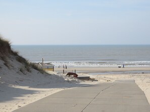 Beach nearby, sun loungers - Comfortable holiday home near the beach with garden, with playground and pool (Sint Maarten)