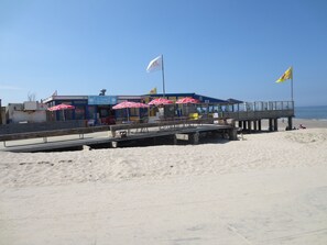 Plage à proximité, chaises longues