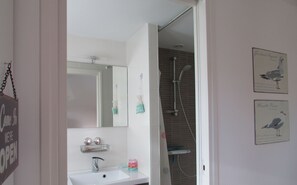 Douche, sèche-cheveux