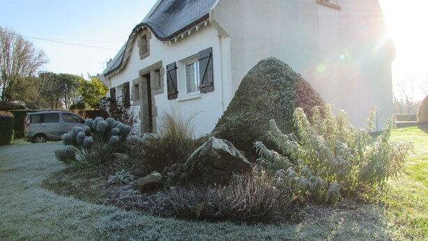 A house with a stone facade, a sloped roof, and a small front porch. - Studio between sea and countryside (Carnac)