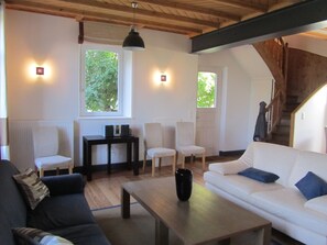 Fernseher, Kamin, DVD-Player, Tischfußball