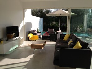 TV, books, stereo - New architect house, quiet with heated pool (Saint-Florent)