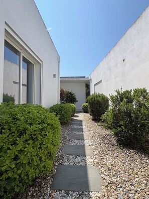 Property grounds - New architect house, quiet with heated pool (Saint-Florent)