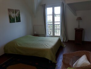 2 bedrooms, iron/ironing board, travel cot, free WiFi - Gîte on the Causse Noir. Nature, hiking, wifi. Large enclosed garden, pets allowed (Saint-André-De-Vézines)