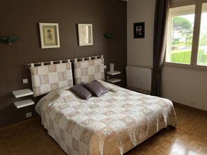 3 bedrooms, iron/ironing board, WiFi, bed sheets