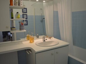 Bathroom - Apartment with Air Conditioning in Banyuls-sur-Mer, Sleeps 6 (Banyuls-sur-Mer)