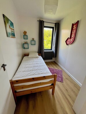 3 bedrooms, iron/ironing board, WiFi, bed sheets