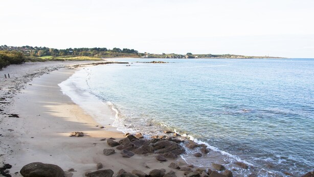 A coastal beach with clear water, a sandy shore, and scattered rocks. - House seafront, very quiet hamlet (Vicq-Sur-Mer)