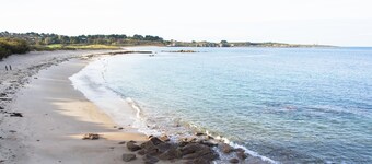Hus vid havet, mycket lugn by