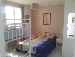 2 bedrooms, iron/ironing board, WiFi