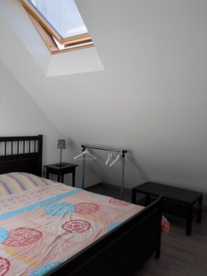 2 chambres, fer et planche à repasser, Wi-Fi, draps fournis