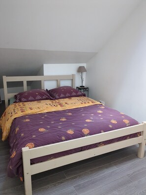 2 bedrooms, iron/ironing board, WiFi, bed sheets