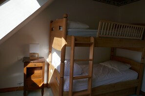 5 habitaciones, tabla de planchar con plancha, cuna de viaje y wifi