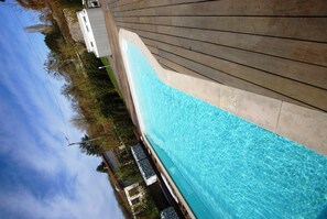 Outdoor pool, a heated pool - Gite at the crossroads of the Champagne region. (Mareuil-En-Brie)