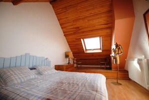 5 bedrooms, iron/ironing board, cots/infant beds, free WiFi