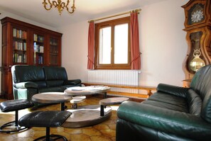 TV, DVD player, books, video library