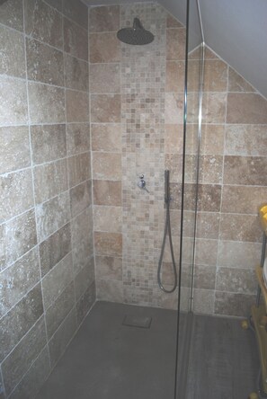 Combined shower/bathtub, hair dryer, bidet, towels - Gite at the crossroads of the Champagne region. (Mareuil-En-Brie)